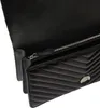 A close-up view of the interior and exterior of a black quilted handbag. Anteprima dell’immagine prodotto