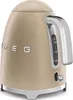 A close-up studio shot of a champagne-colored Smeg electric kettle. Podgląd zdjęcia produktu