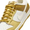 A close-up view of the front of a Nike Dunk Low Retro sneaker. Anteprima dell’immagine prodotto