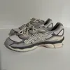 A pair of Asics Gel-NYC sneakers in Oyster Grey are displayed against a plain white background. Produktbild-Vorschau