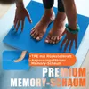 A person's feet are shown on a blue balance pad, with text overlays highlighting product features and benefits. Produktbild-Vorschau