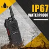 A walkie-talkie is shown in muddy water, with text indicating it is IP67 waterproof. Anteprima dell’immagine prodotto