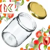 A glass jar and its lid are shown with various vegetables and herbs scattered around them. Anteprima dell’immagine prodotto