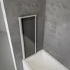 Detailbild des Badewannenaufsatzes, in eingeklappt, sodass er mit der seitlichen Rückwand aufliegt Produktbild-Vorschau