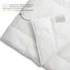 A close-up view of a white duvet showing its quilted texture and a corner detail with a label. Produktbild-Vorschau