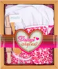 A children's chef set is neatly arranged in a cardboard box, with a decorative heart-shaped label in the center. Produktbild-Vorschau
