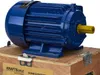 A blue electric motor is shown sitting on a wooden crate. Voir les images du produit