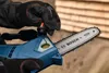 A person wearing black gloves is shown filling a chainsaw with oil. Náhľad obrázku produktu