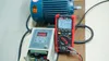 A multimeter is shown measuring the output of an electric motor controlled by a variable frequency drive. Produktbild-Vorschau