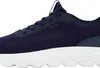 A close-up side view of a navy blue Geox sneaker with a white sole. Voir les images du produit