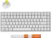 A white mechanical keyboard and a single yellow mechanical switch are displayed against a white background. Anteprima dell’immagine prodotto