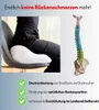 A person sitting on a chair with a white ergonomic cushion, next to a diagram of a human spine. Produktbild-Vorschau
