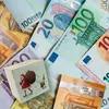 Weihnachtsmann mit einem Sack voll Geld und Weihnachtself Produktbild-Vorschau 6