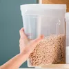 A hand holding a clear plastic cereal container filled with cereal. Náhľad obrázku produktu