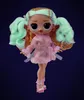 A doll with blonde and mint green hair, wearing a pink fluffy robe and pink heels, against a dark blue background. Voir les images du produit
