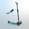 A disassembled turquoise three-wheeled scooter with a separate handlebar assembly and a blue arrow indicating assembly. Anteprima dell’immagine prodotto