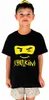 Kind trägt schwarzes Schulkind T Shirt mit gelbem Motiv und steht frontal vor hellem Hintergrund. Produktbild-Vorschau