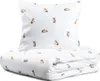 A folded duvet and pillow with a repeating pattern of cats on a white background. Podgląd zdjęcia produktu