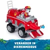 A toy fire truck with a dog figurine in the driver's seat, set against a white background with a jungle-themed overlay at the bottom. Anteprima dell’immagine prodotto