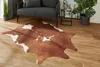 Rinderfell-Imitat in Braun-creme, vor Sofa im Wohnzimmer dekorativ platziert
 Produktbild-Vorschau