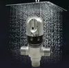 A shower head and a thermostatic mixing valve with water flowing. Produktbild-Vorschau