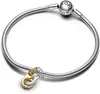 A close-up studio shot of a Pandora bracelet with charms. Anteprima dell’immagine prodotto