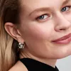 Close-up of a woman's ear wearing earrings. Voir les images du produit