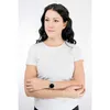 A woman wearing a white t-shirt is shown from the chest up, looking to the left. She is wearing a silver watch with a black face on her left wrist. Anteprima dell’immagine prodotto