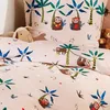 A close-up view of children's bedding with a sloth and palm tree pattern. Produktbild-Vorschau