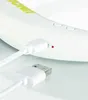 Nahaufnahme eines weißen USB-Kabels, das an den Unold NACKENVENTILATOR BREEZY angeschlossen ist. Die Anteprima dell’immagine prodotto