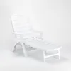 A white plastic sun lounger is shown against a white background. Voir les images du produit