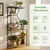 A multi-shelf plant stand with various items displayed on it, next to a wall and window. A graphic overlay on the right side lists versatile placement options. Voir les images du produit