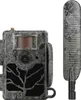 A camouflage-patterned trail camera and its antenna are displayed against a white background. Voir les images du produit