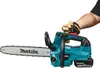 A person wearing a glove is holding a teal and black Makita chainsaw. Náhled obrázku produktu