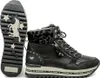 A pair of black Mustang women's ankle boots with a platform sole and a side zipper, shown from the side and with the sole displayed separately. Anteprima dell’immagine prodotto