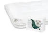 A white duvet is shown partially unzipped to reveal its filling, with its packaging placed in front of it. Produktbild-Vorschau