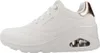 A side view of a white Skechers Uno Wedge-Hi Steps sneaker with rose gold accents. Voir les images du produit