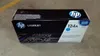 A box of HP toner cartridge on a concrete surface. Voir les images du produit