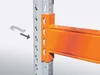 Close-up of a warehouse racking system component, showing how a beam attaches to a vertical upright, with an accessory piece and an arrow indicating its insertion. Produktbild-Vorschau