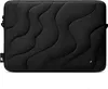 A black laptop sleeve with a wavy quilted pattern. Podgląd zdjęcia produktu