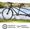 A tandem bicycle is parked by a lake with trees in the background. The bottom of the image has text and icons describing features. Produktbild-Vorschau