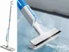 A collage showing a spray mop on a white background and a close-up of the mop head spraying liquid on a surface. Anteprima dell’immagine prodotto