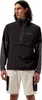 Schwarze Softshelljacke "M Wandermoor Wind Smock" von Berghaus; getragen von einem Mann; der kurze Hosen trägt.