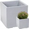 Two grey concrete planters of different sizes are shown against a white background. The larger planter is in the foreground and the smaller planter with a pink flowering plant is in the midground. Anteprima dell’immagine prodotto