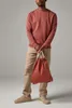 A man stands against a plain background holding a gym bag. Anteprima dell’immagine prodotto