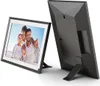A digital photo frame displaying a family photo, with the back of another frame visible. Podgląd zdjęcia produktu