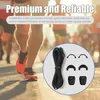 Runners' legs in motion on a road, with a close-up inset of black laces and plastic clips. Náhled obrázku produktu