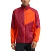 Mann trägt die Ascent Primaloft Jkt M von La Sportiva; eine isolierende Jacke in Rot und Orange. Produktbild-Vorschau