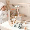 Een houten brandweerstation met accessoires, inclusief Productafbeelding-voorbeeld 7