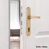 A close-up of a gold door handle and lock mechanism on a white door. Produktbild-Vorschau